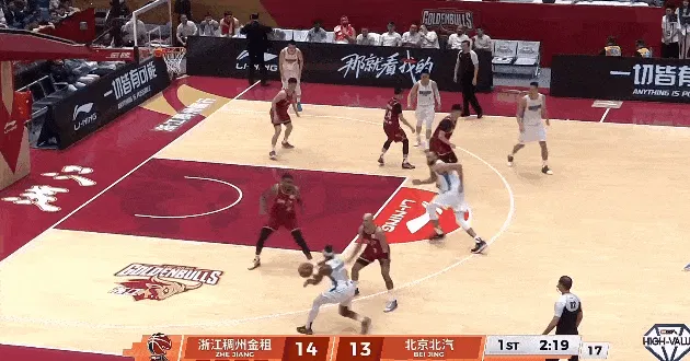 博鱼app-麦基顺下接球起飞举火烧天完成单手劈扣，上场4分钟得到7分