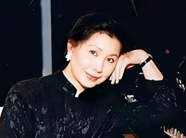 突传死讯!香港知名演员老公在家中离世,坐在轮椅上没了呼吸