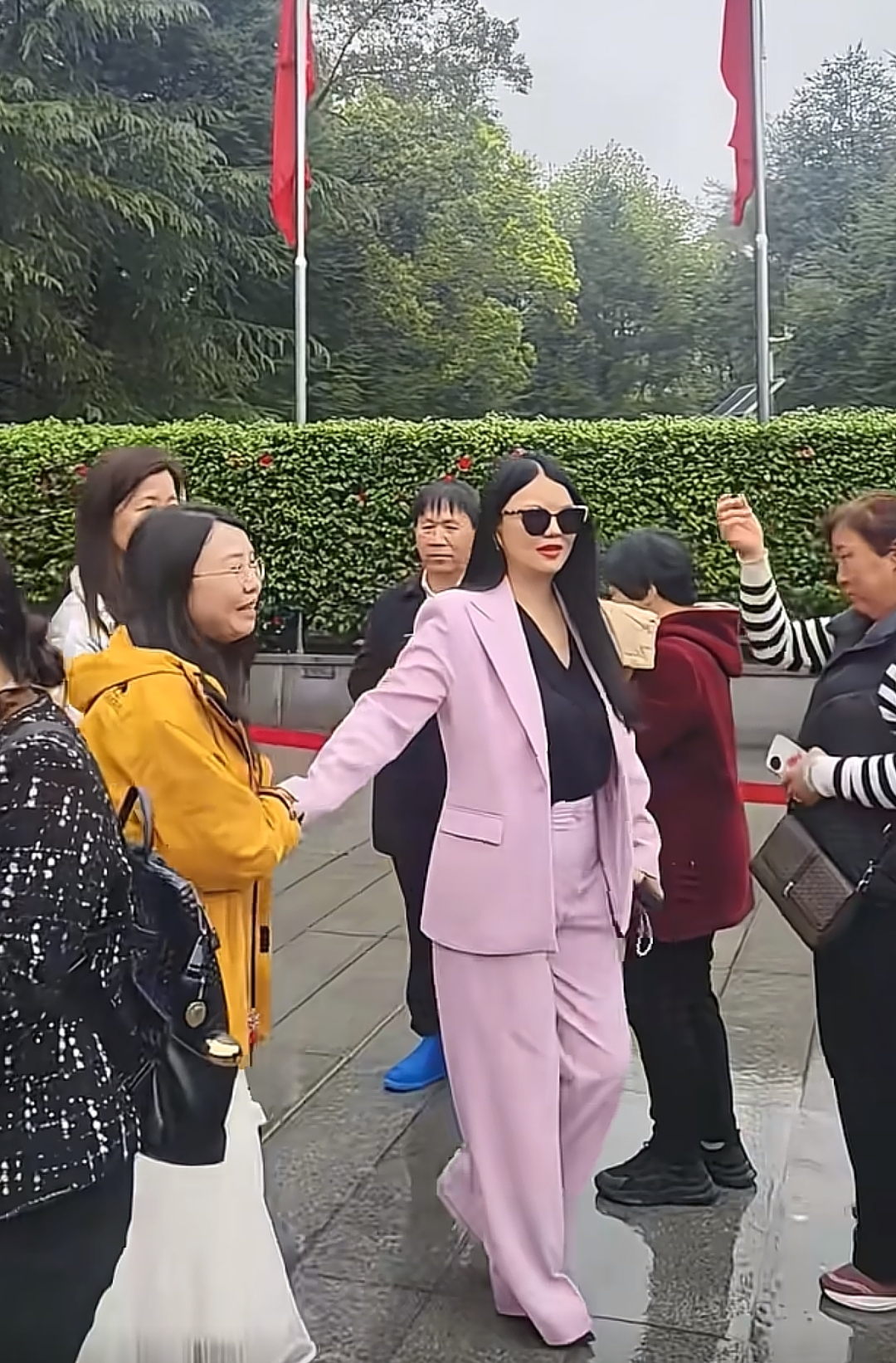 博鱼官网首页-王诗龄母女韶山献花！李湘大变样瘦了20斤 和女儿关系变冷没互动